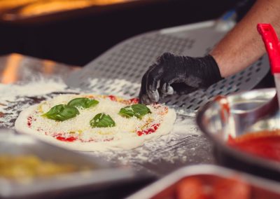 Pizza en cours de préparation