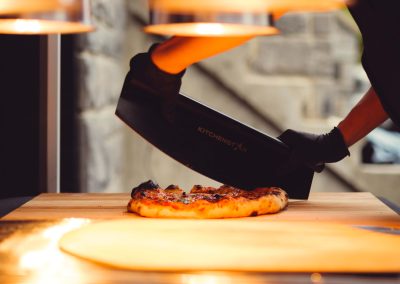 Pizza qui se fait couper