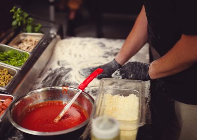 Pâte à pizza en cours de préparation