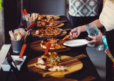 Publique qui se prend de la pizza
